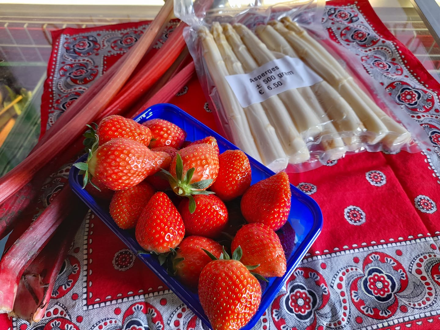 Nu ook Asperges! En Rabarber en Aardbeien.
